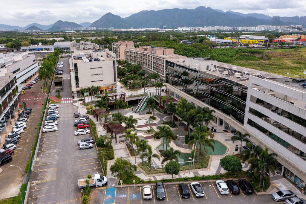 Vista aérea de um centro de conveniência ComVem integrado a um bairro planejado.