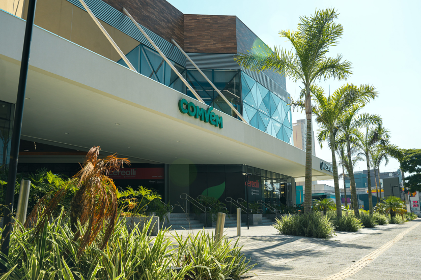 Fachada moderna de um centro de conveniência com arquitetura inteligente, exemplificando cenários estratégicos para investimentos imobiliários.