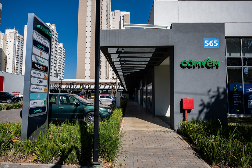 Estacionamento e acesso facilitado para pedestres. 
