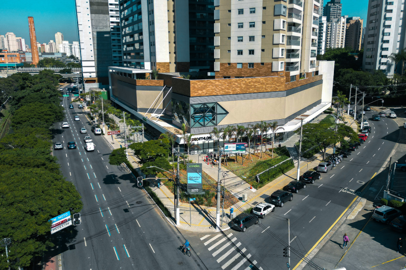 Rua de São Paulo com fachadas ativas e lojas integradas à calçada